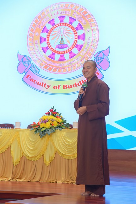 Representatives of Mahachulalongkornrajavidyalaya Buddhist University of Thailand visit Hoang Phap Pagoda