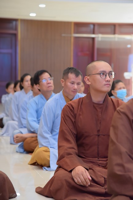 Representatives of Mahachulalongkornrajavidyalaya Buddhist University of Thailand visit Hoang Phap Pagoda