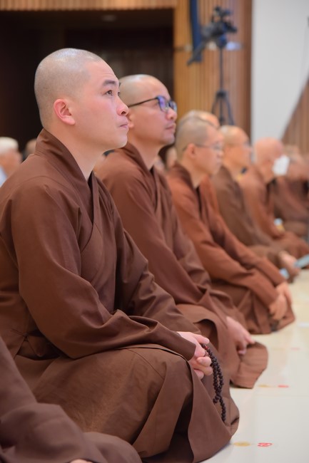 Representatives of Mahachulalongkornrajavidyalaya Buddhist University of Thailand visit Hoang Phap Pagoda