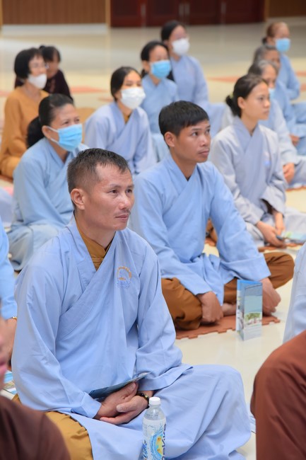 Representatives of Mahachulalongkornrajavidyalaya Buddhist University of Thailand visit Hoang Phap Pagoda