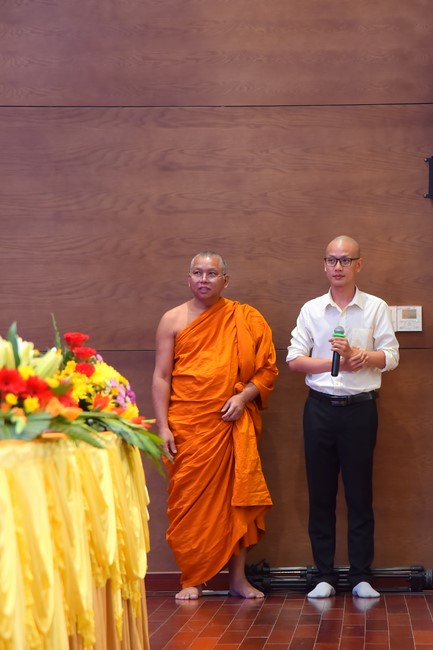 Representatives of Mahachulalongkornrajavidyalaya Buddhist University of Thailand visit Hoang Phap Pagoda