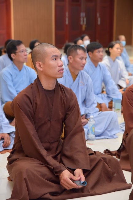 Representatives of Mahachulalongkornrajavidyalaya Buddhist University of Thailand visit Hoang Phap Pagoda