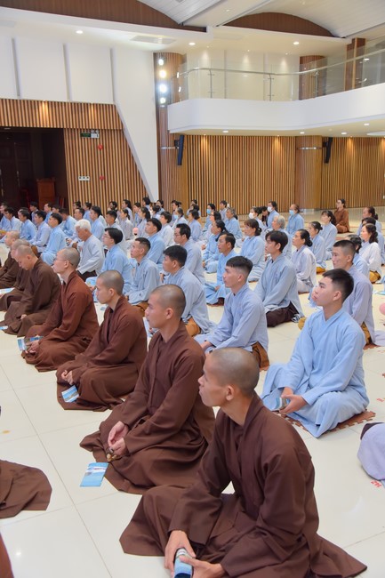 Representatives of Mahachulalongkornrajavidyalaya Buddhist University of Thailand visit Hoang Phap Pagoda