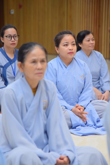Representatives of Mahachulalongkornrajavidyalaya Buddhist University of Thailand visit Hoang Phap Pagoda