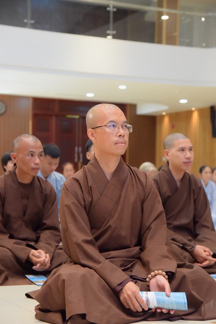 Representatives of Mahachulalongkornrajavidyalaya Buddhist University of Thailand visit Hoang Phap Pagoda