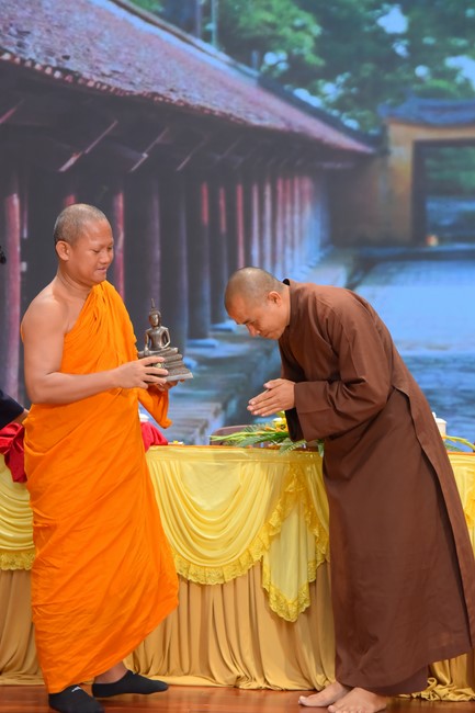 Representatives of Mahachulalongkornrajavidyalaya Buddhist University of Thailand visit Hoang Phap Pagoda