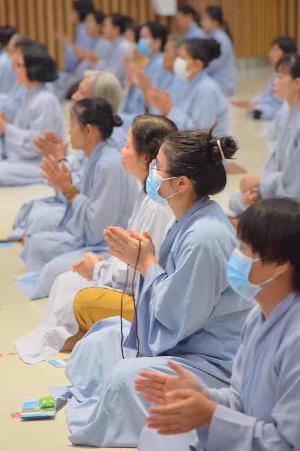 Representatives of Mahachulalongkornrajavidyalaya Buddhist University of Thailand visit Hoang Phap Pagoda