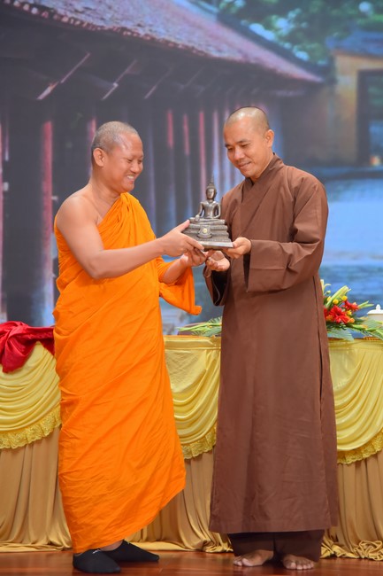 Representatives of Mahachulalongkornrajavidyalaya Buddhist University of Thailand visit Hoang Phap Pagoda