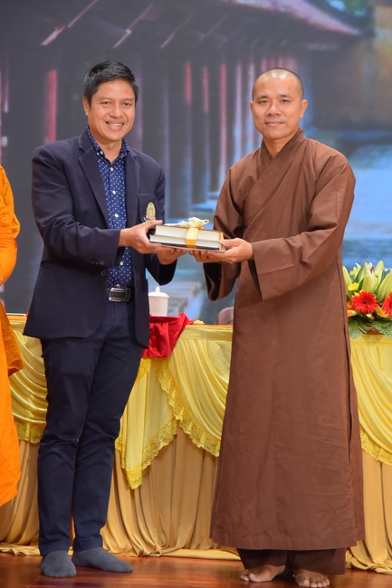 Representatives of Mahachulalongkornrajavidyalaya Buddhist University of Thailand visit Hoang Phap Pagoda