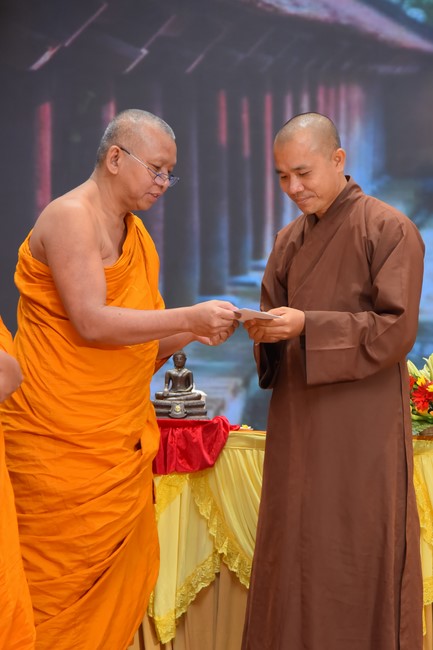 Representatives of Mahachulalongkornrajavidyalaya Buddhist University of Thailand visit Hoang Phap Pagoda
