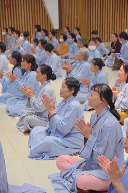 Representatives of Mahachulalongkornrajavidyalaya Buddhist University of Thailand visit Hoang Phap Pagoda