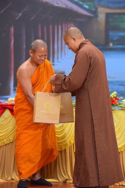 Representatives of Mahachulalongkornrajavidyalaya Buddhist University of Thailand visit Hoang Phap Pagoda