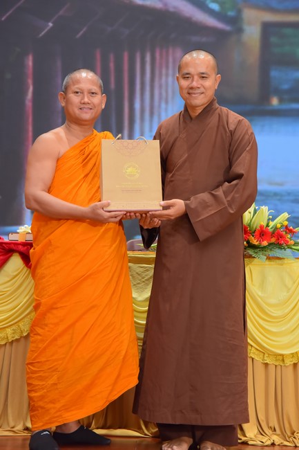 Representatives of Mahachulalongkornrajavidyalaya Buddhist University of Thailand visit Hoang Phap Pagoda