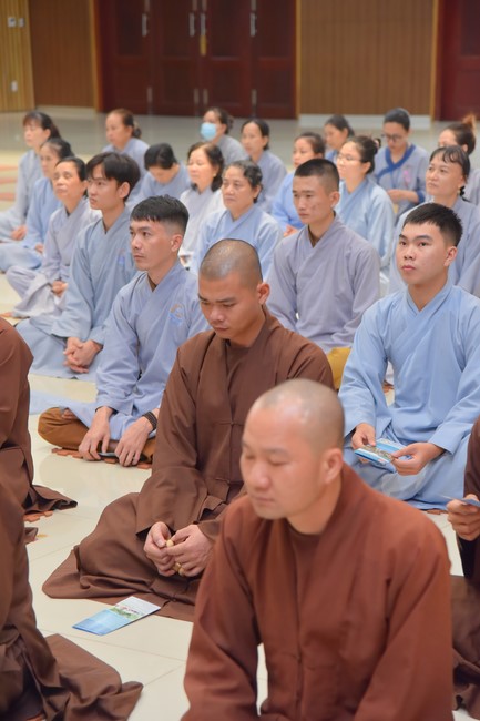 Representatives of Mahachulalongkornrajavidyalaya Buddhist University of Thailand visit Hoang Phap Pagoda