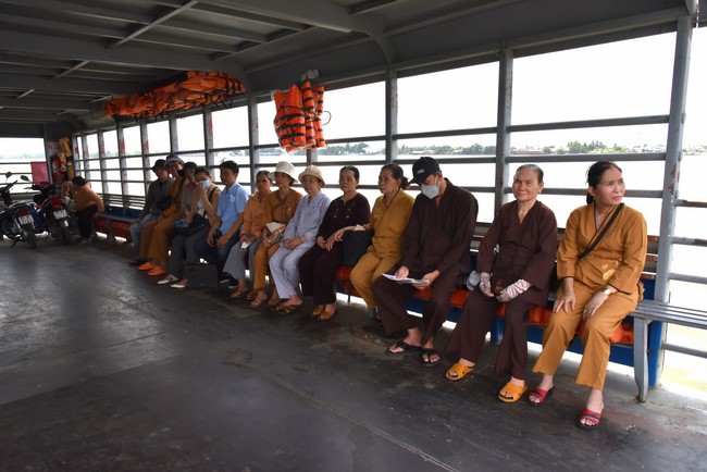 Phóng sanh mừng Đại lễ Phật đản