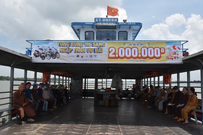 Phóng sanh mừng Đại lễ Phật đản