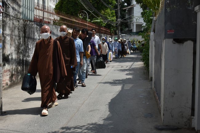 Phóng sanh mừng Đại lễ Phật đản