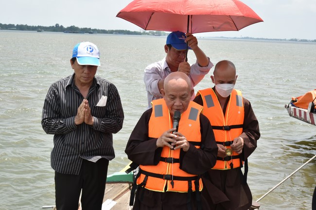 Phóng sanh mừng Đại lễ Phật đản