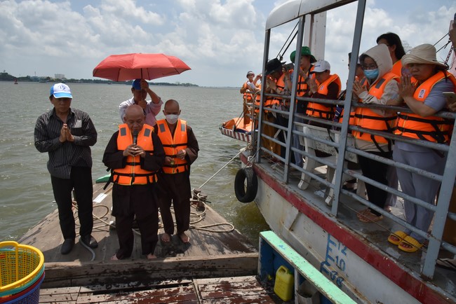 Phóng sanh mừng Đại lễ Phật đản