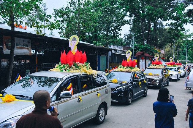 Parade of flower cars in Hoc Mon district
