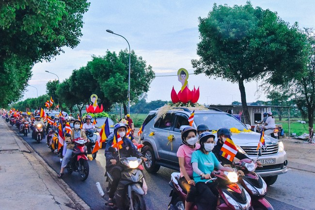 Parade of flower cars in Hoc Mon district