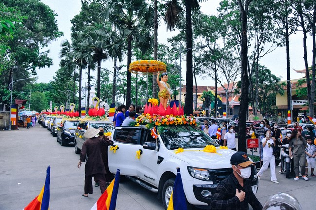 Parade of flower cars in Hoc Mon district