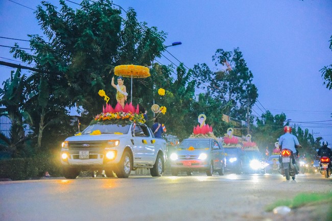 Parade of flower cars in Hoc Mon district