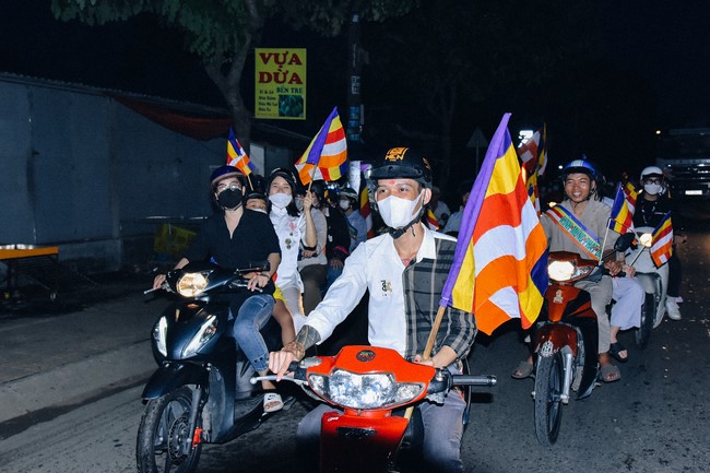 Parade of flower cars in Hoc Mon district