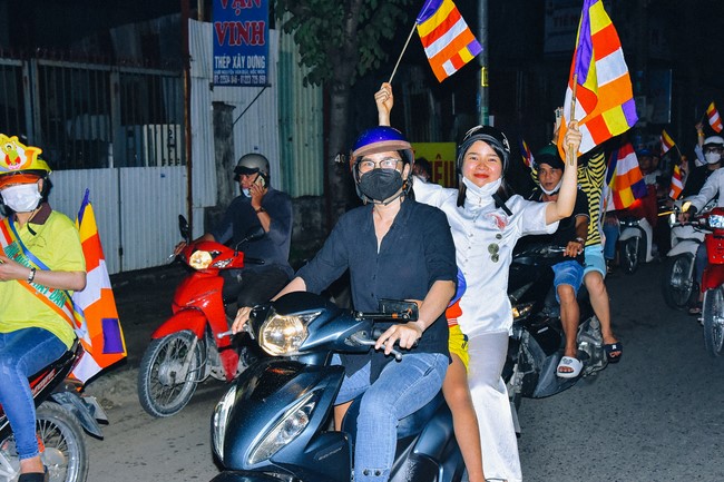 Parade of flower cars in Hoc Mon district