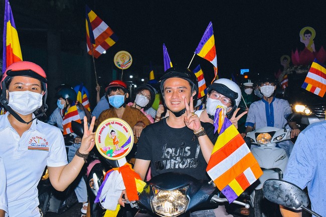 Parade of flower cars in Hoc Mon district