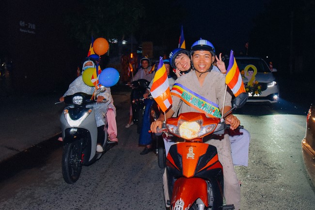 Parade of flower cars in Hoc Mon district