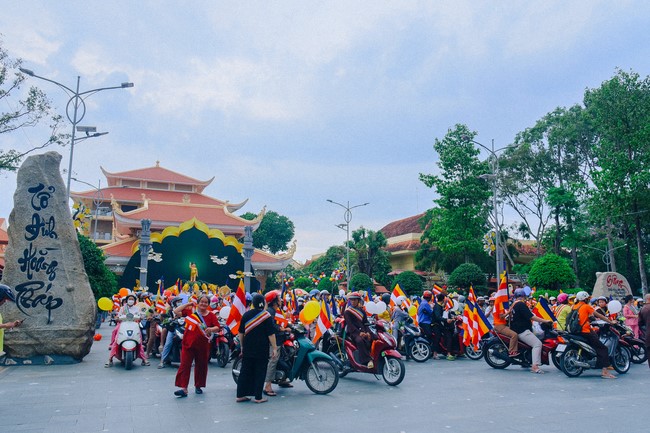 Parade of flower cars in Hoc Mon district