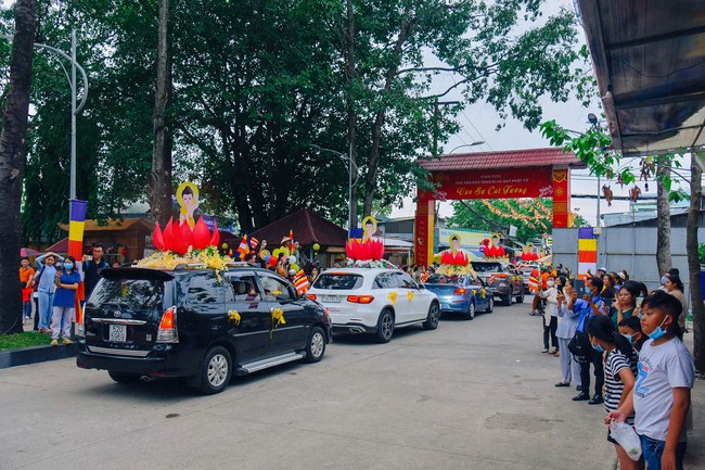 Parade of flower cars in Hoc Mon district