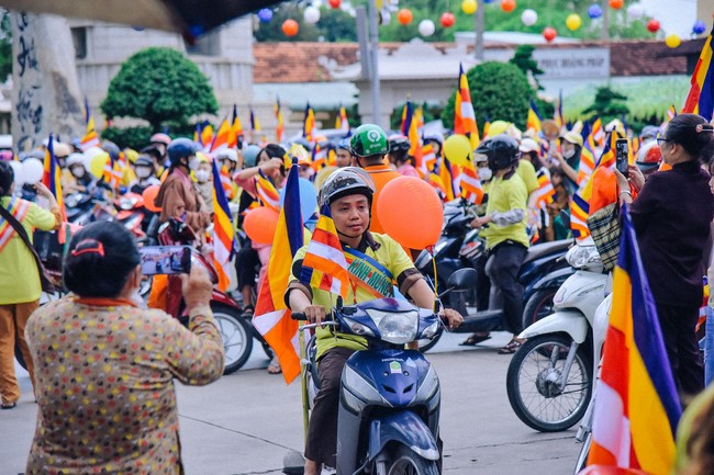 Parade of flower cars in Hoc Mon district