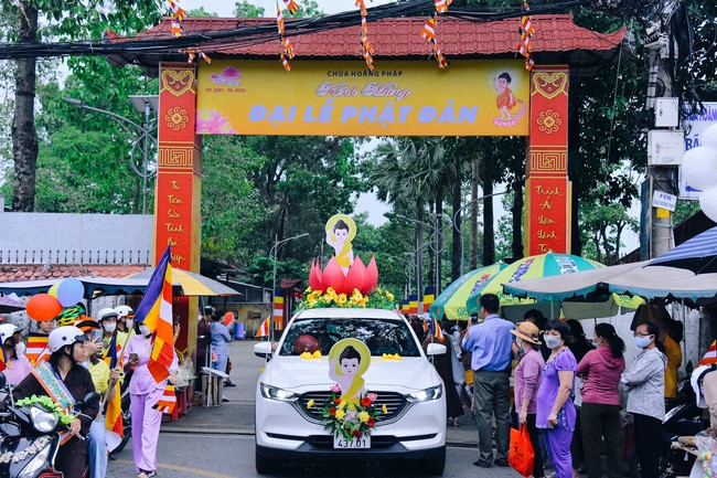Parade of flower cars in Hoc Mon district