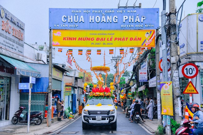 Parade of flower cars in Hoc Mon district