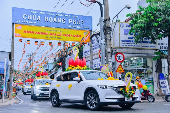 Parade of flower cars in Hoc Mon district