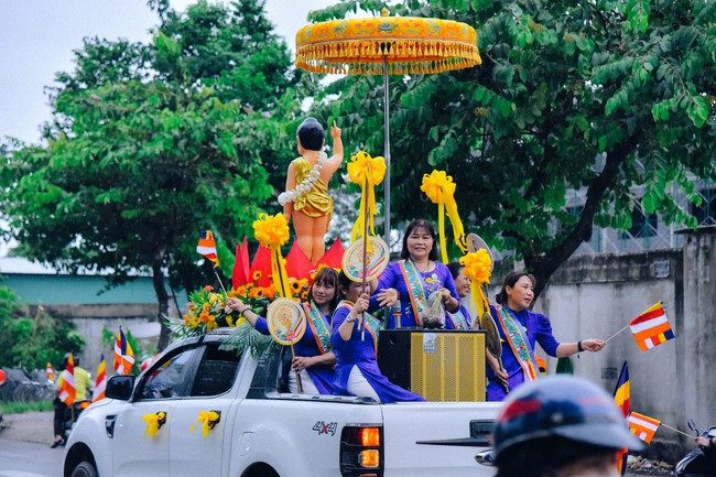 Parade of flower cars in Hoc Mon district