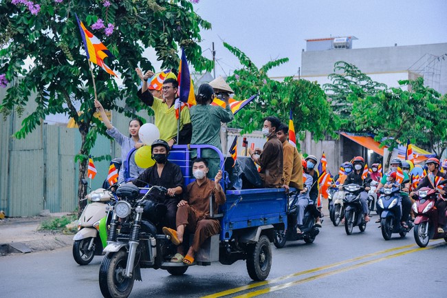 Parade of flower cars in Hoc Mon district