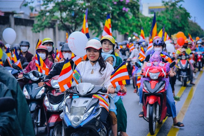 Parade of flower cars in Hoc Mon district