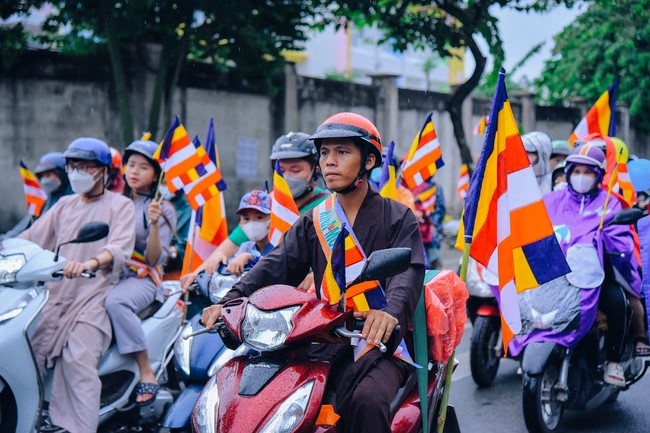 Parade of flower cars in Hoc Mon district