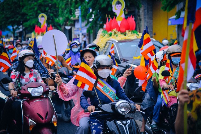 Parade of flower cars in Hoc Mon district