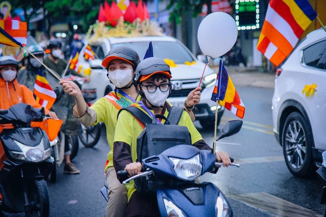 Parade of flower cars in Hoc Mon district