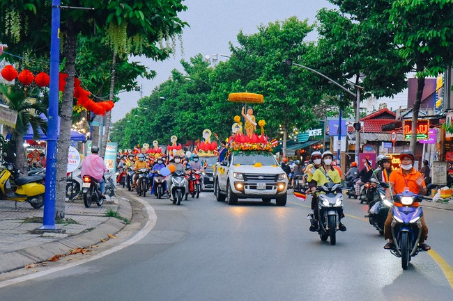 Parade of flower cars in Hoc Mon district