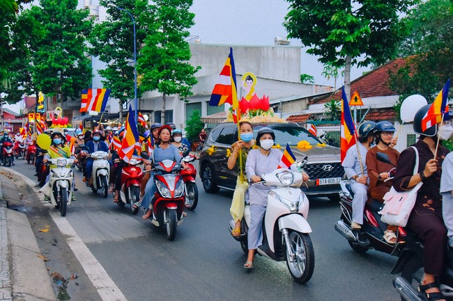 Parade of flower cars in Hoc Mon district