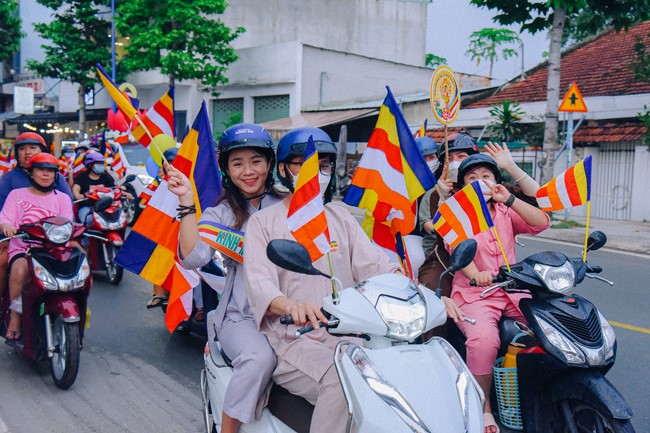 Parade of flower cars in Hoc Mon district