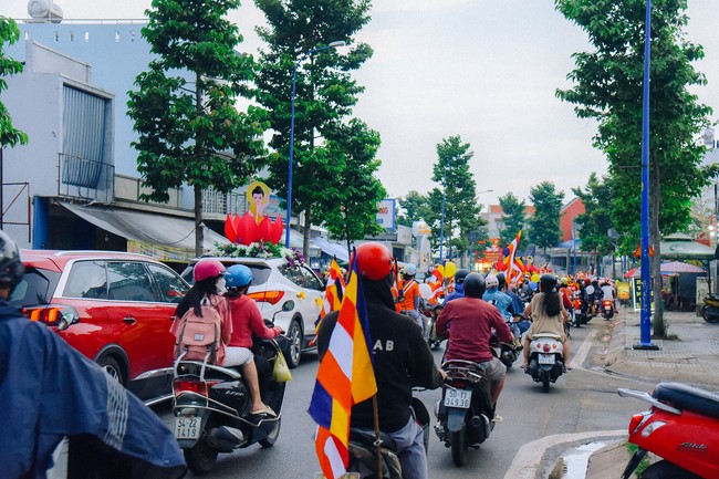Parade of flower cars in Hoc Mon district