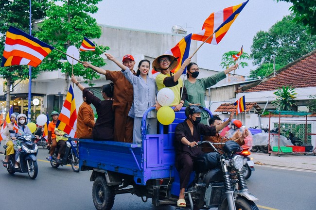 Parade of flower cars in Hoc Mon district