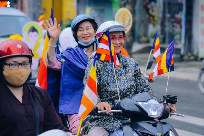 Parade of flower cars in Hoc Mon district