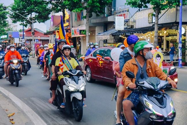 Parade of flower cars in Hoc Mon district